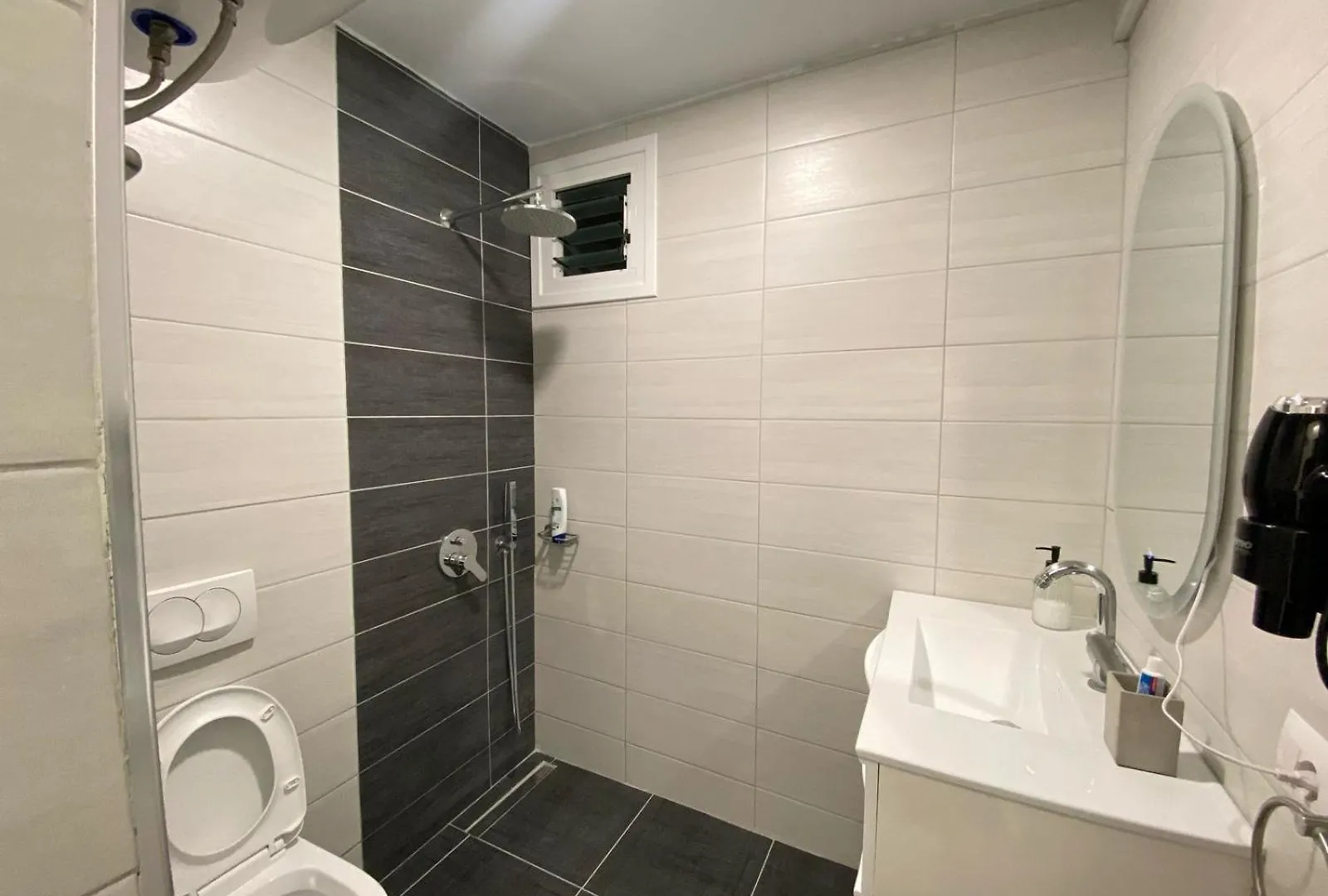 Azure Nest Apartment Sarandë 0*,